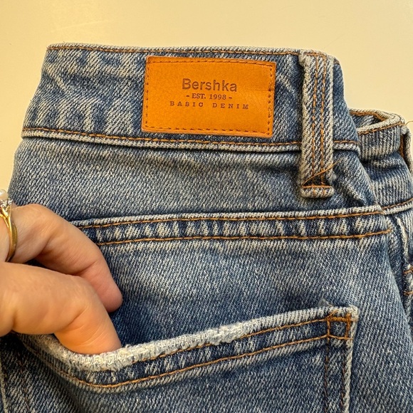 Bershka mid rise straight cropped leg raw hem medium wash denim jeans size 0 - Picture 6 of 10